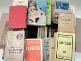 un grand nombre de livres empilés les uns sur les autres