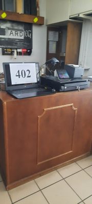 un ordinateur portable posé sur un bureau dans une pièce