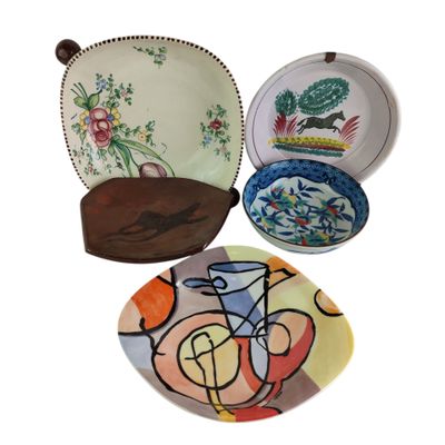 quatre assiettes ornées de motifs différents sur fond blanc