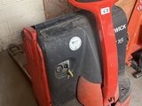 une voiture rouge et noire qui est garée dans un garage