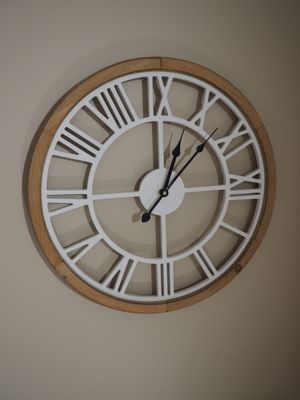 une grande horloge dont le cadran est orné de chiffres romains