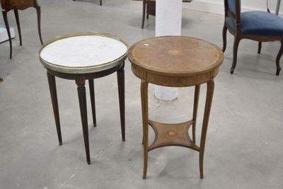 deux tables placées l'une à côté de l'autre dans une pièce