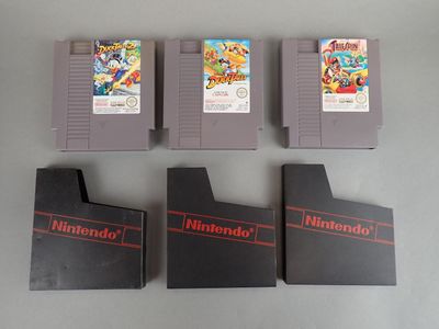 trois cartouches de jeux Nintendo posées les unes à côté des autres sur une table