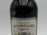 l'image d'une bouteille de vin posée sur une table