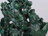 un vase vert orné d'un ensemble de figurines