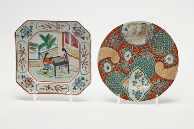 deux assiettes ornées de motifs sont posées sur une surface blanche