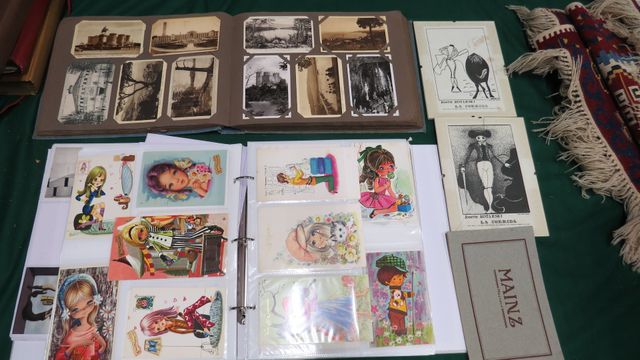 Lot de cartes postales anciennes et semi modernes, lot de revues 