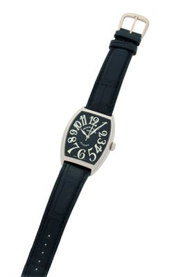 gros plan d'une montre sur fond blanc