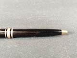 a pen that is laying on a table