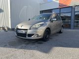 la voiture argentée est garée devant un bâtiment