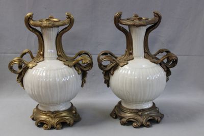 deux vases blancs avec des anses dorées sur fond blanc