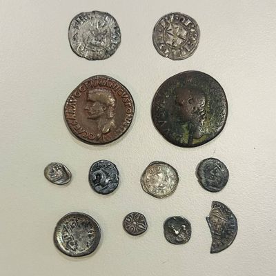Plusieurs pièces différentes sont disposées sur une surface blanche