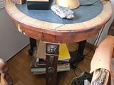 une table sur laquelle est posé un vase, dans un salon
