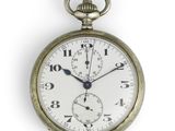 gros plan d'une montre de poche sur fond blanc