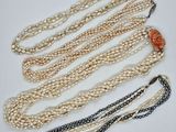 quatre rangées de perles sont disposées en ligne sur une surface blanche