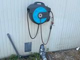 un tuyau raccordé au mur d'un immeuble, à côté d'une canalisation