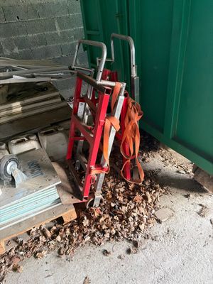 un tas de bric-à-brac par terre, à côté d'une porte verte