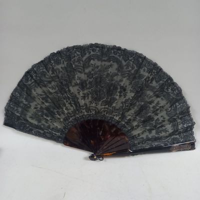 un ventilateur posé sur une table blanche