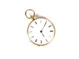 une montre de poche en or avec des chiffres romains sur le cadran