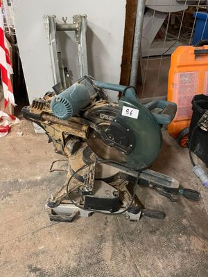 a machine that is sitting on the ground in the garage