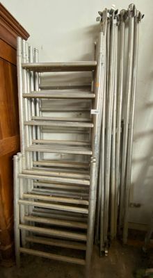 une pile d'échelles appuyées contre un mur