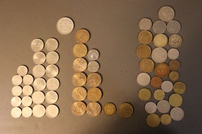 beaucoup de pièces alignées les unes à côté des autres sur le mur