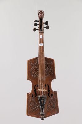un gros plan d'un violon suspendu à une corde