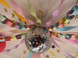 une boule à facettes suspendue au plafond d'une pièce