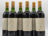 six bouteilles de vin sont alignées sur une surface blanche