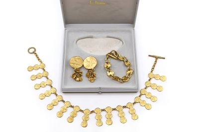 une photo d'un ensemble composé d'un collier et d'un bracelet en or, présenté dans un coffret