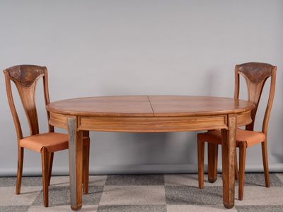 une image représentant une table et deux chaises dans une pièce