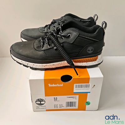 une paire de chaussures noires posée sur une boîte