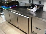 un plan de travail en acier inoxydable dans une cuisine commerciale