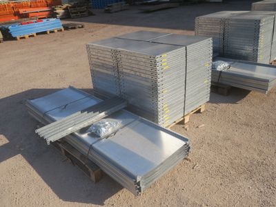 plusieurs piles de tôles d'acier empilées les unes sur les autres