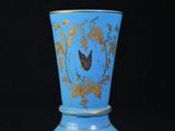 vase bleu avec des motifs dorés sur fond noir