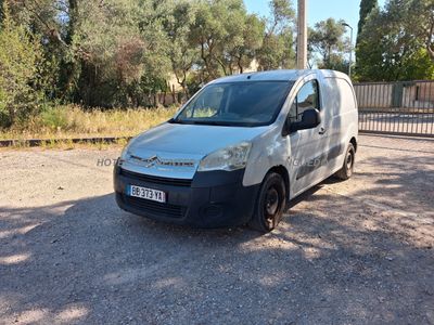 une camionnette garée dans un parking