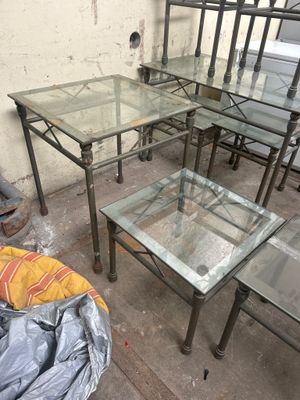 beaucoup de tables et de chaises en verre dans une pièce