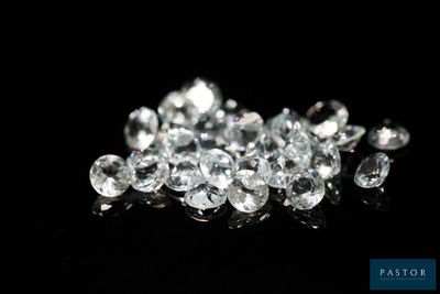 gros plan d'un groupe de diamants sur une surface noire
