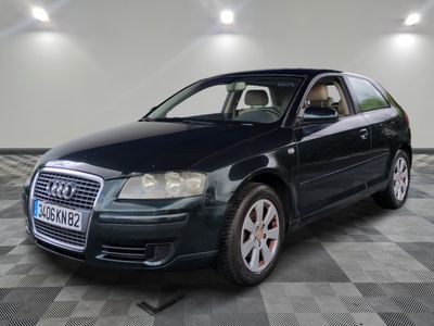 l'image d'une voiture noire garée dans un garage