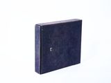 un livre noir posé sur une surface blanche