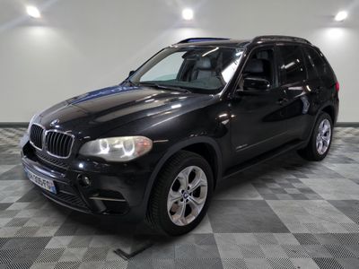 une photo d'un SUV bmw noir garé dans un garage