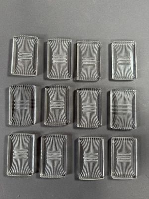 six plateaux carrés plaqués argent, ornés d'un motif