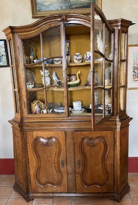 un vaisselier en bois muni d'une porte vitrée
