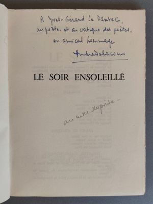un livre ouvert avec une écriture dessus, posé sur une table
