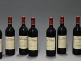 six bouteilles de vin sont alignées sur une table