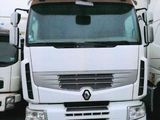 deux camions garés l'un à côté de l'autre dans un champ