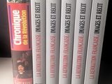 six DVD sont empilés les uns sur les autres sur une table