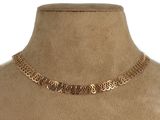 gros plan d'un torse de mannequin portant un collier