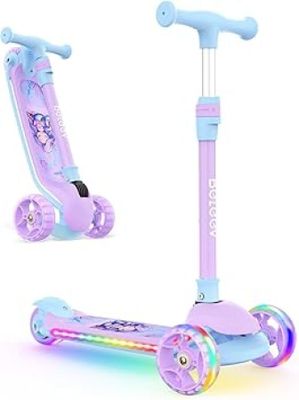 deux trottinettes violettes avec des roues, sur fond blanc