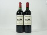 deux bouteilles de vin rouge posées l'une à côté de l'autre sur une table